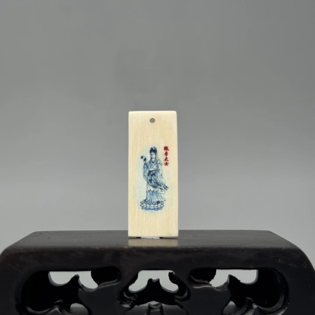 DEZHI/德志【观音大士】35*14*2mm带皮小吊牌2g天然猛犸牙吊坠P556