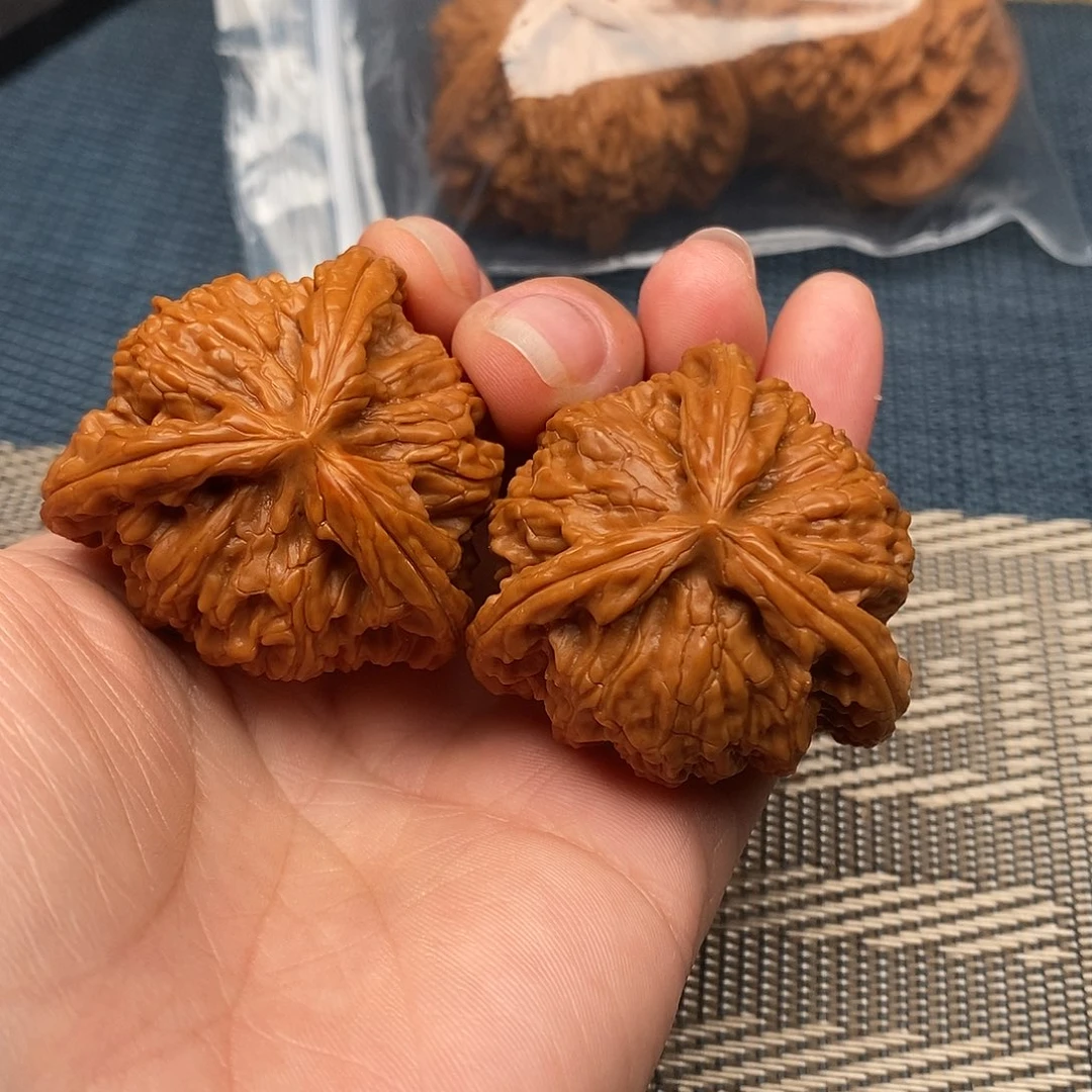 造***行文玩核桃吊坠三棱