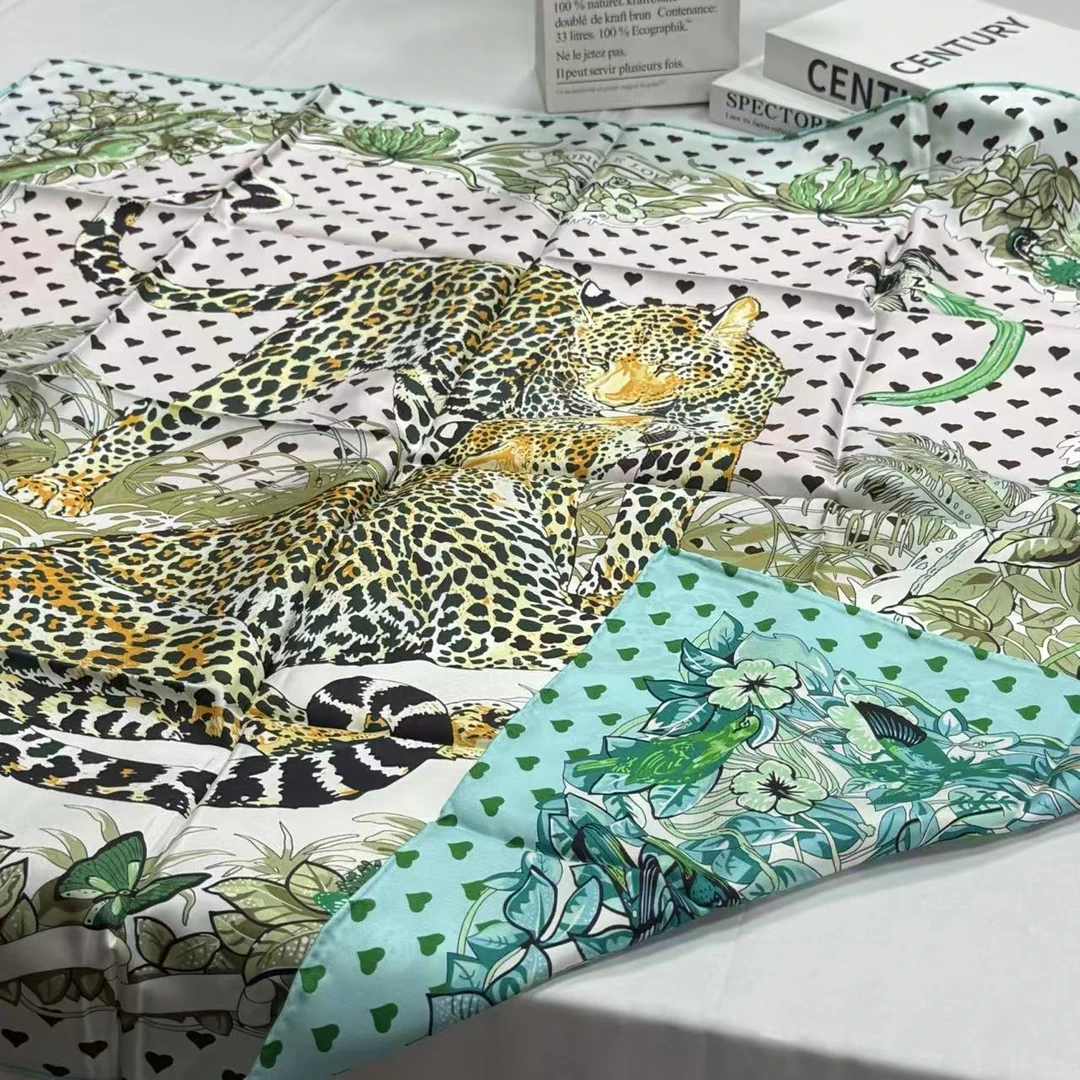 90斜纹绸方巾-荒野双豹绿色 双面85cm丝巾