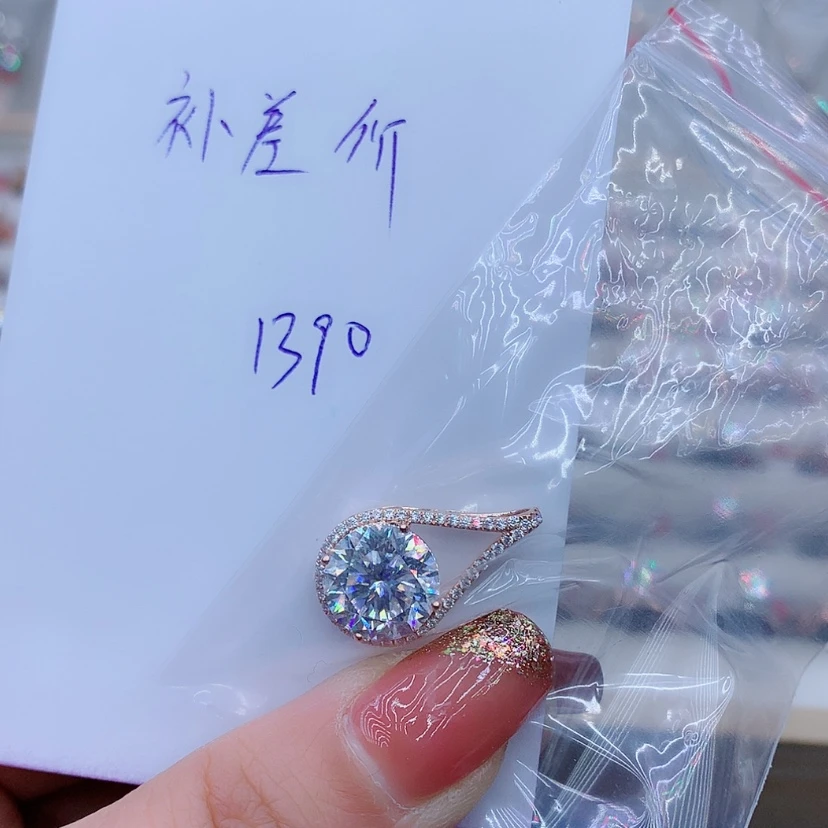 【闪购商品】合成碳硅石戒指/指环18K金镶嵌花****城