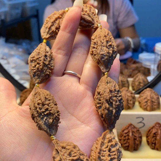 把件桃核鳄鱼背绣花鞋