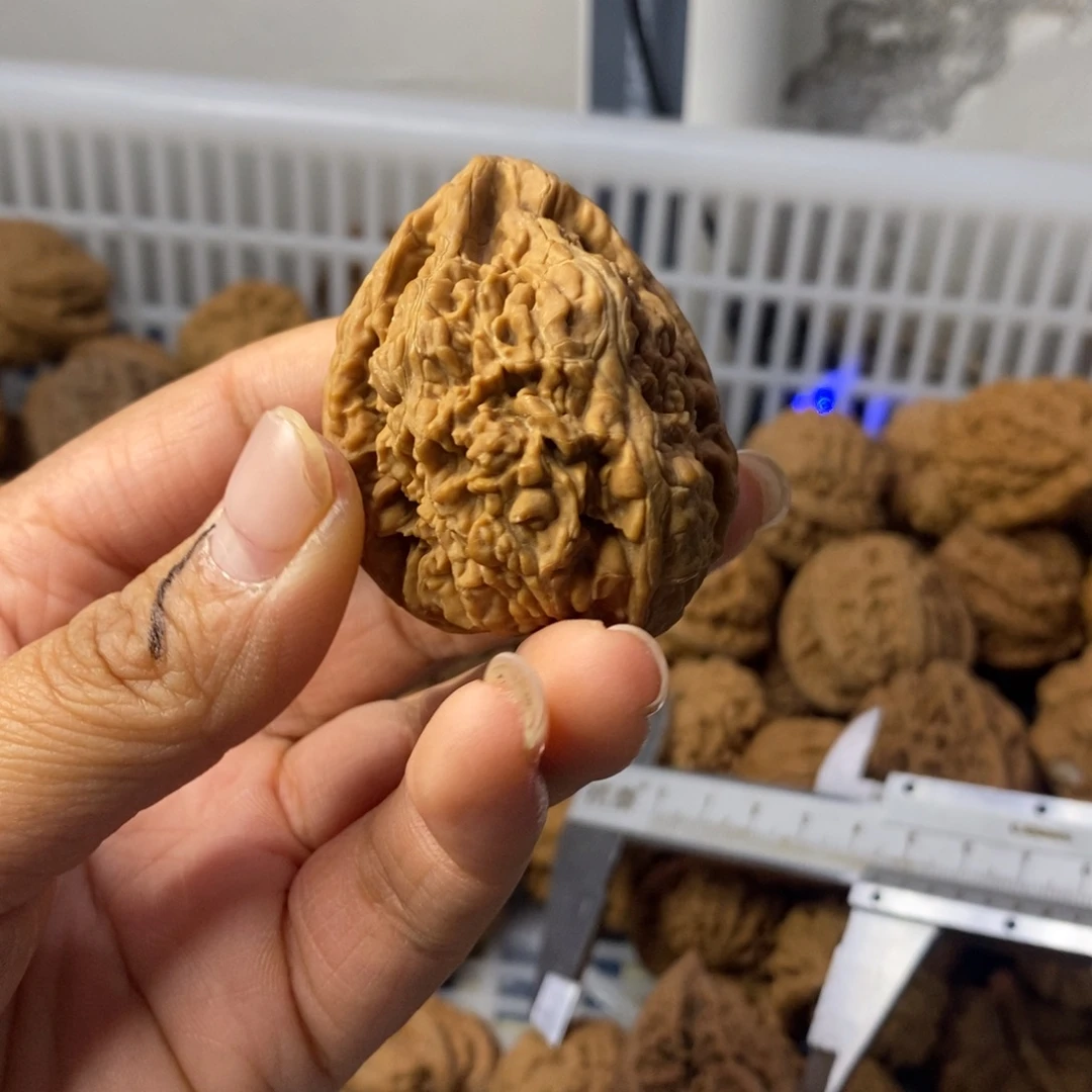 鸿***文玩核桃吊坠核尊