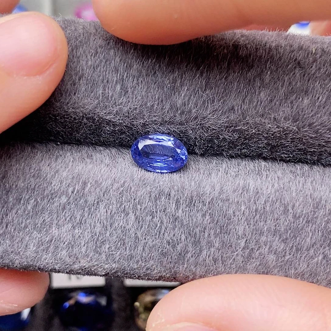 蓝宝石裸石未镶嵌矢车菊火彩不错1.08ct/0176