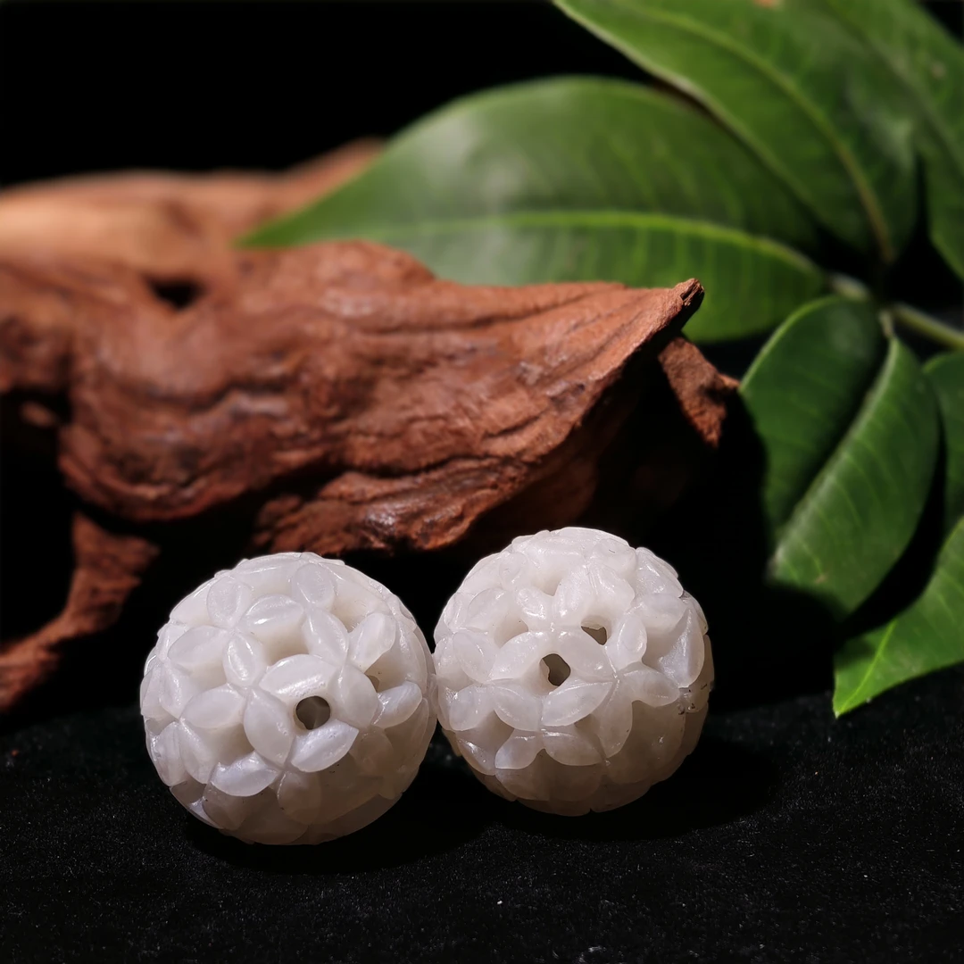 和田玉且末灰绣球手球一对  8007Z