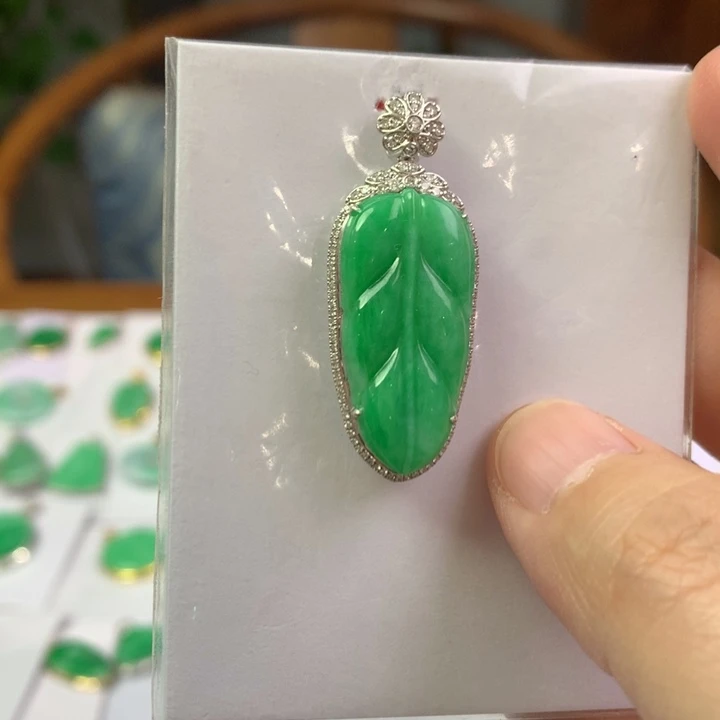 翡翠18K金镶嵌颈饰翡翠吊坠