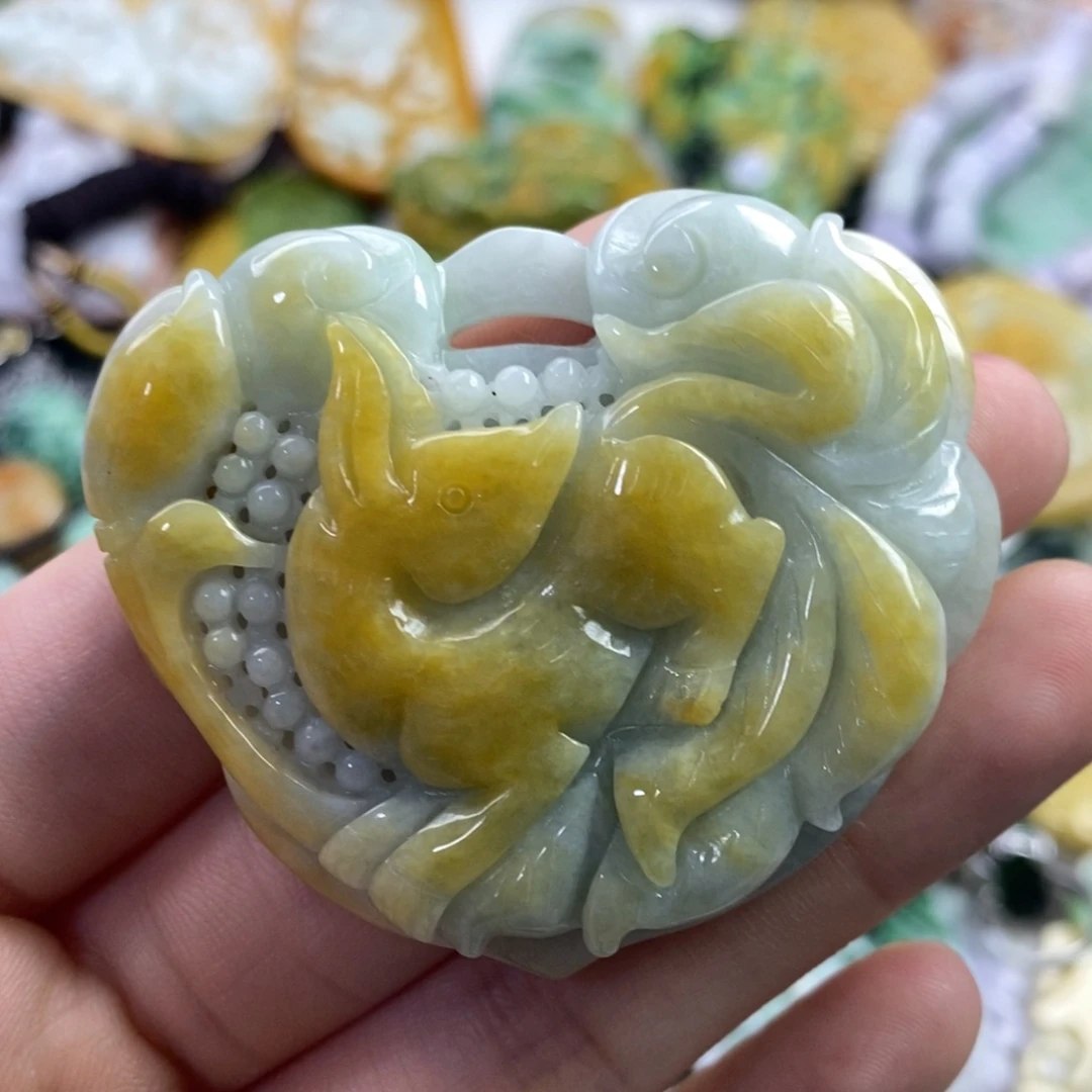 翡翠未镶嵌颈饰花**?