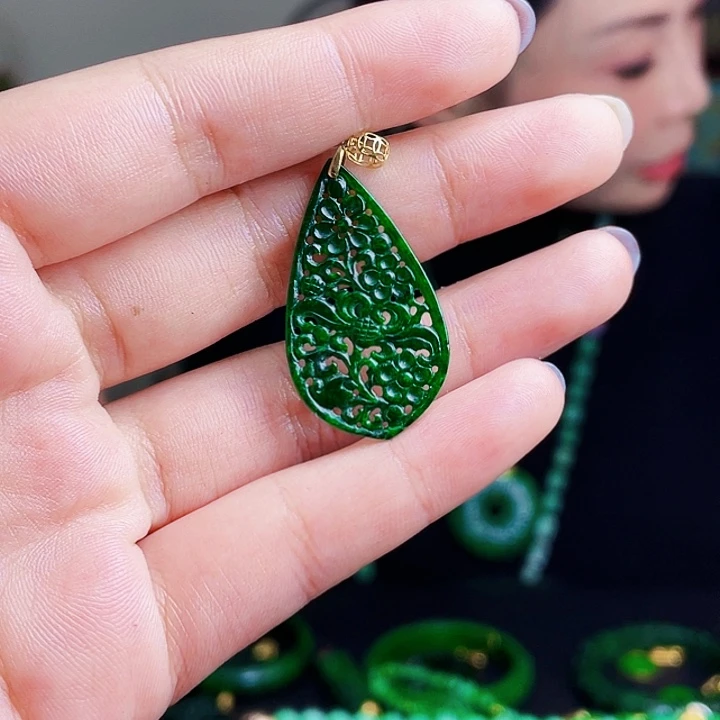 翡翠18K金镶嵌颈饰多样性