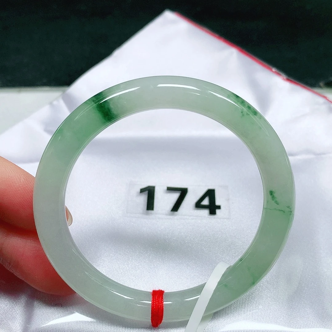 翡翠未镶嵌手镯（圆镯）68 号翡翠手镯