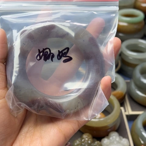 娜****石英岩玉未镶嵌手镯