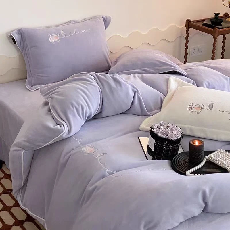 贺喜家纺秋冬加厚保暖牛奶绒四件套莫兰迪纯色简约玫瑰刺绣套件