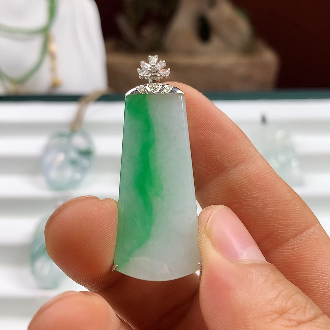 翡翠18K金镶嵌颈饰天然缅甸翡翠