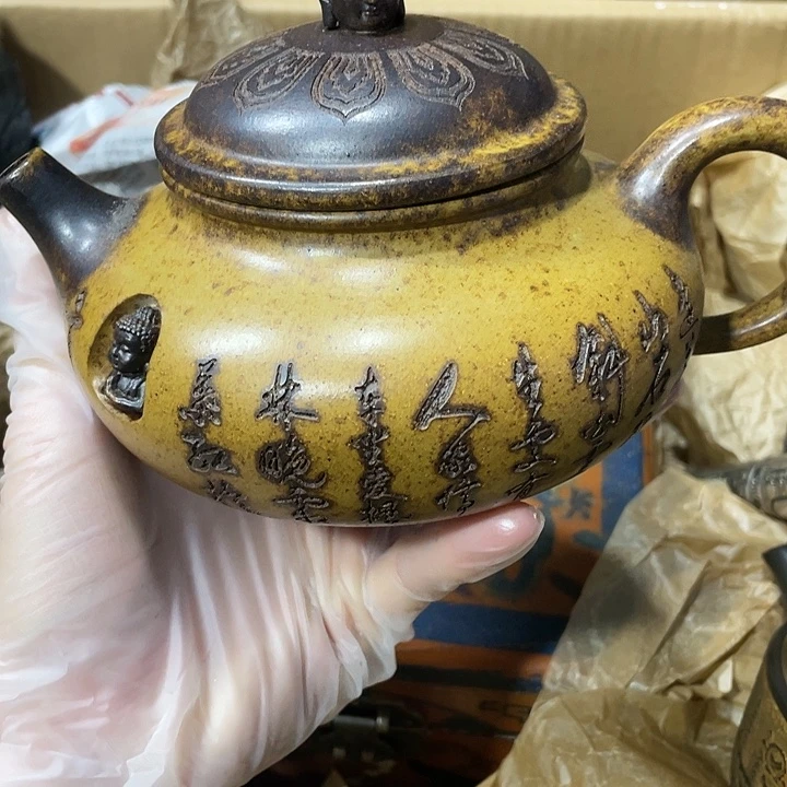 紫砂茶壶原矿泥料手工制作的一把紫砂壶。