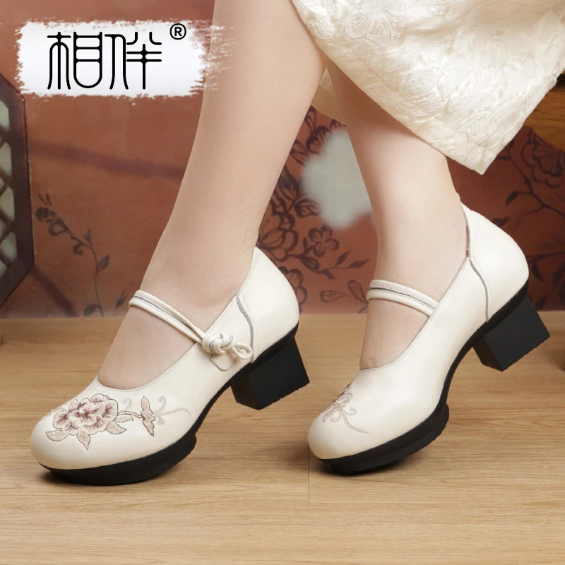 相伴相伴复古手工女士单鞋国风中老年民族风绣花妈妈高跟鞋53246