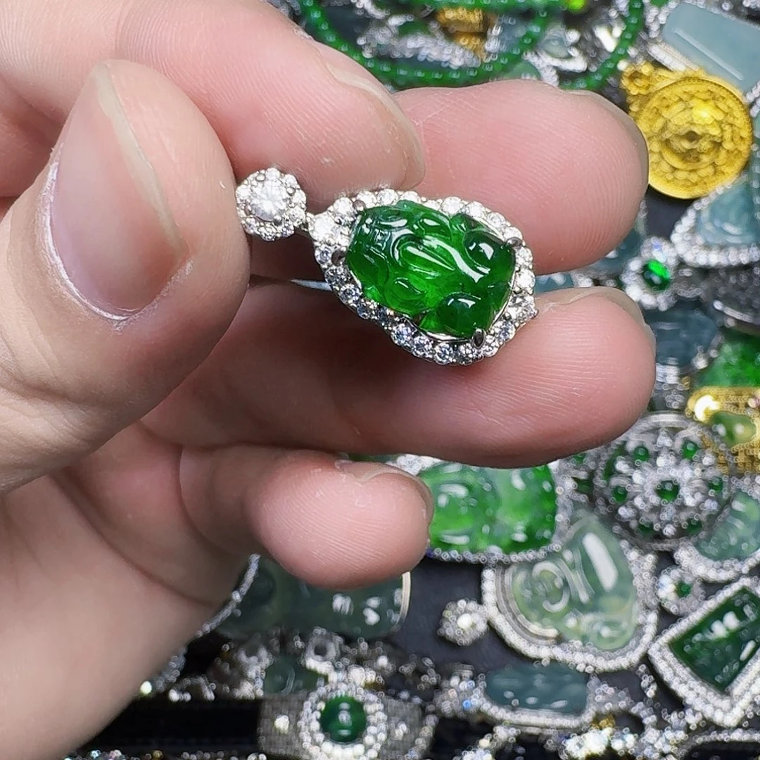 翡翠未镶嵌颈饰天然A货翡翠放漏