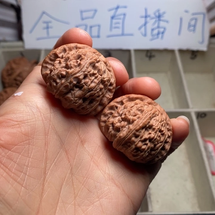 文玩核桃吊坠白狮子