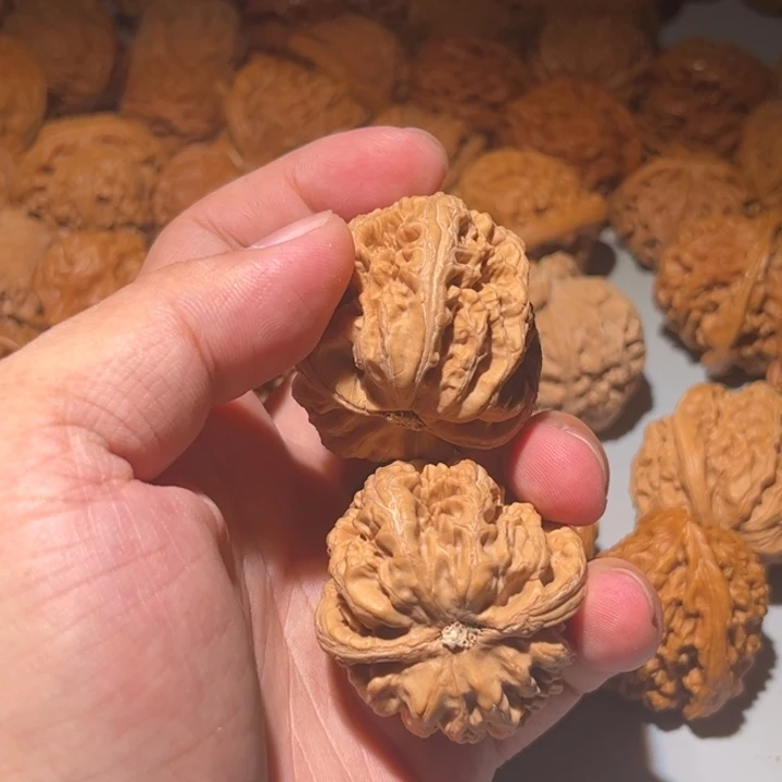顾***北桃核吊坠狮子头核桃
