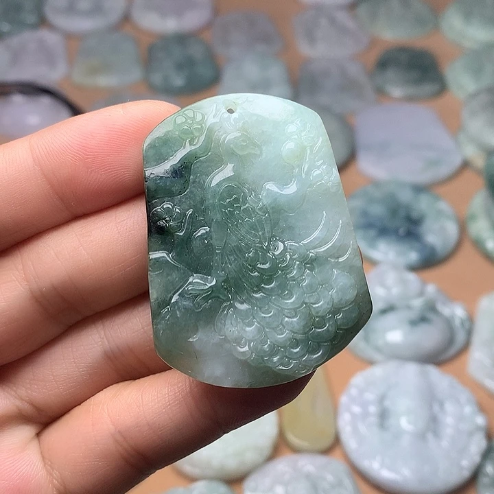 翡翠未镶嵌颈饰凤凰、乌鸡
