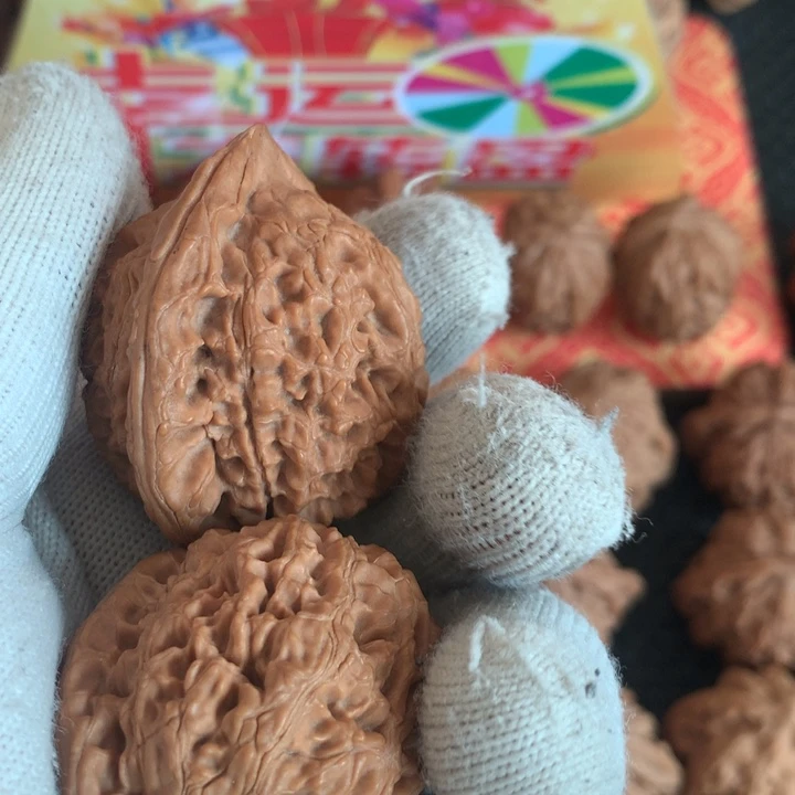 桃核把件悟水龙纹