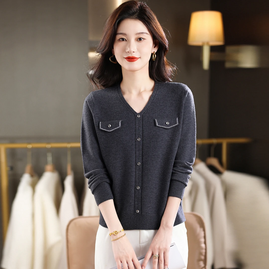 小香风烫钻v领毛衣女士秋冬2025新款时尚灰色上衣内搭针织打底衫