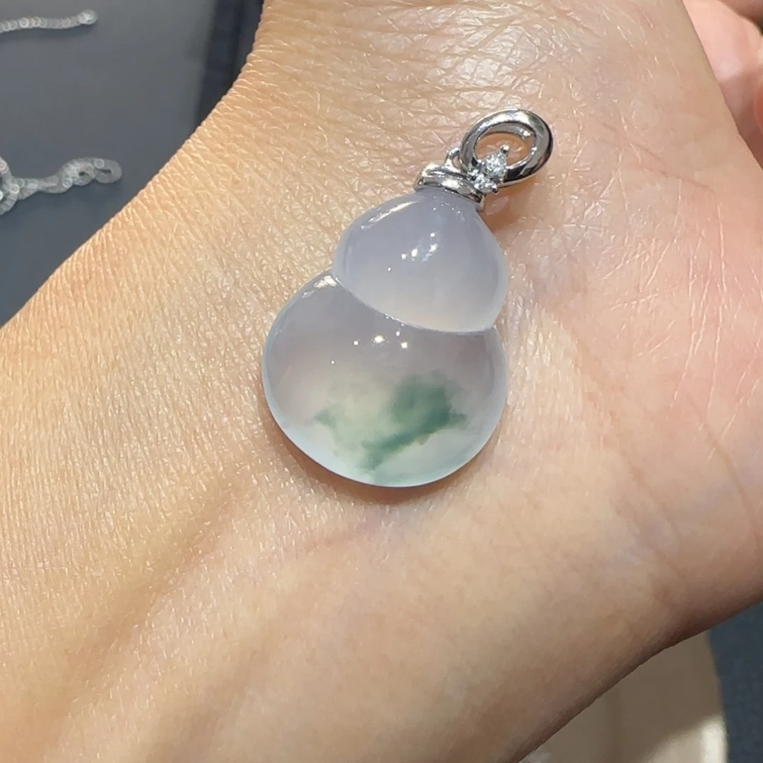 翡翠18K金镶嵌颈饰飘花葫芦