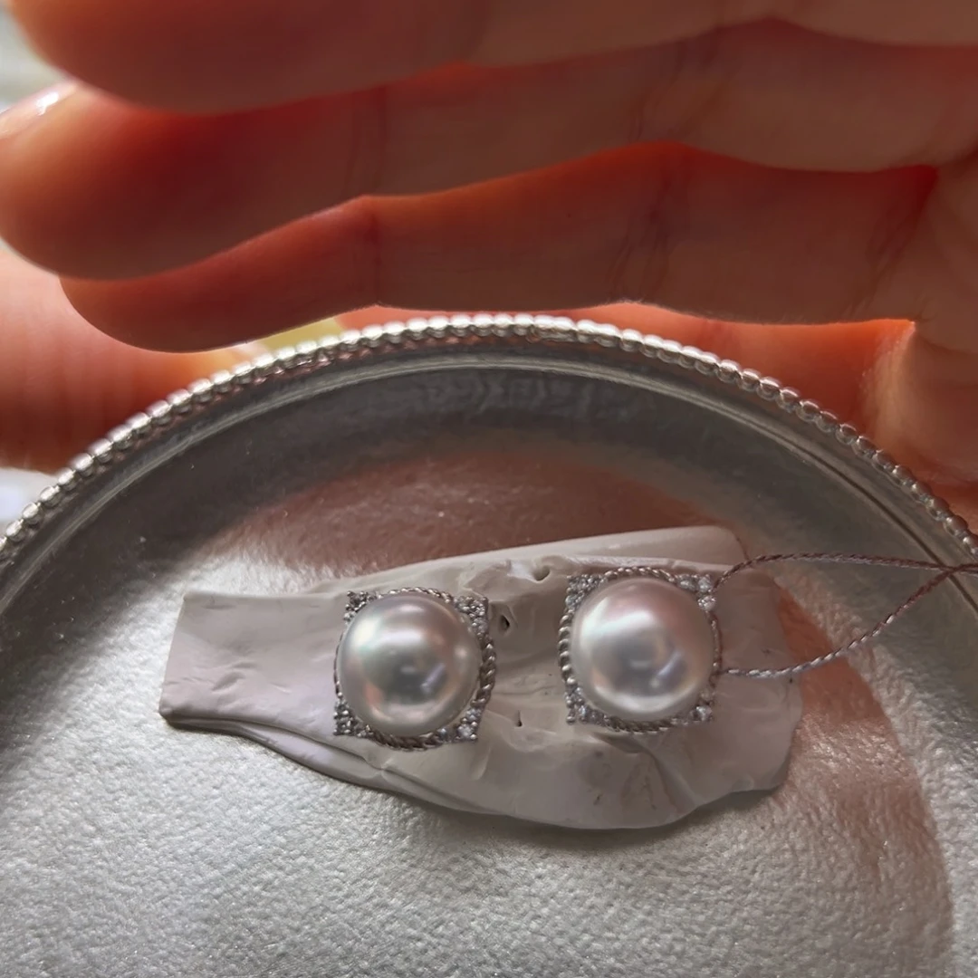 银S925镶嵌耳饰海水珍珠9.7mm近圆澳白牛头四方耳钉