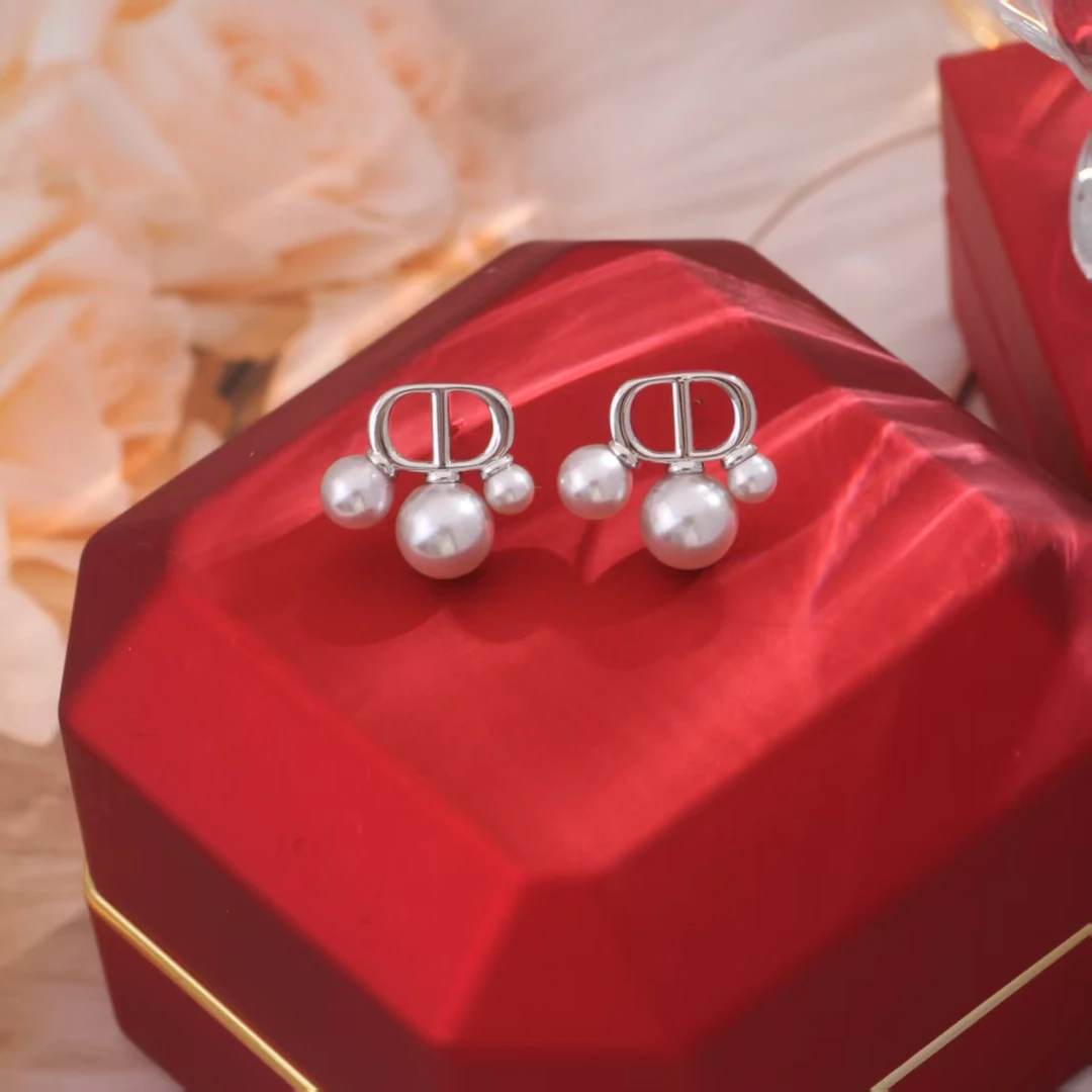 铜合金耳饰 《货号9166》D字母曼塔玫瑰珠珠耳钉