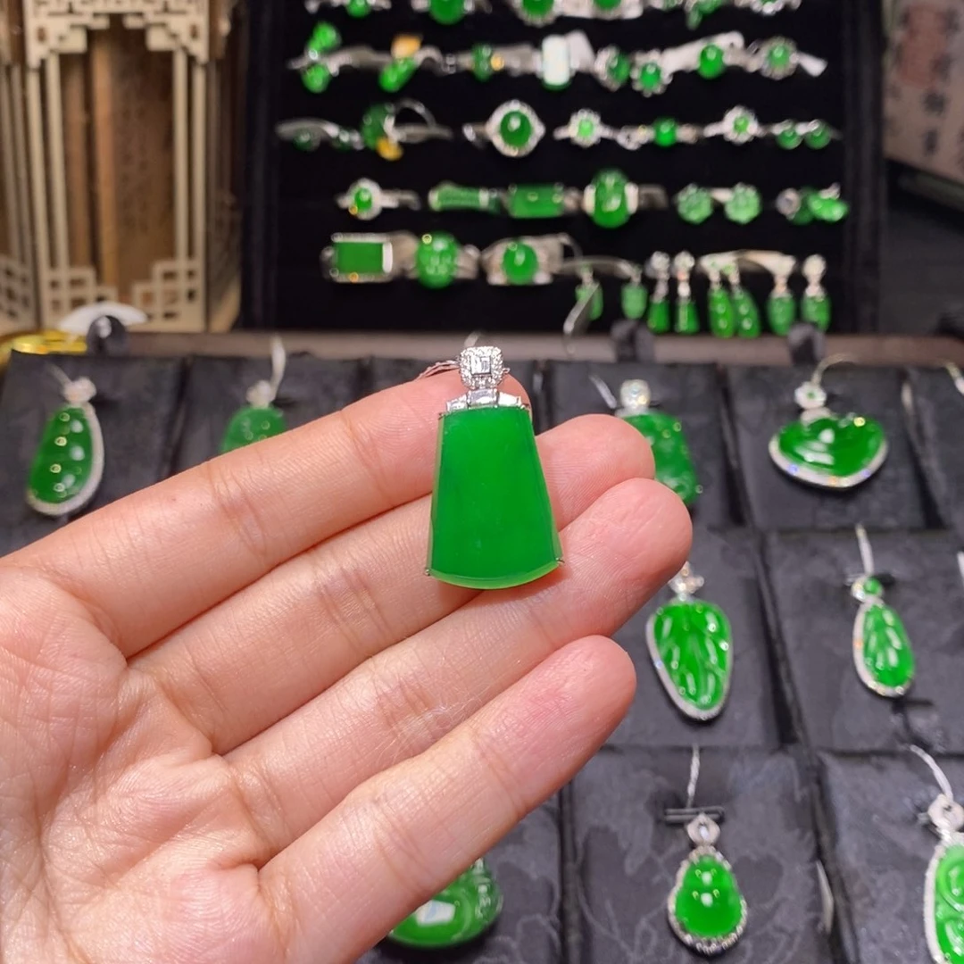 颈饰18K金镶嵌翡翠无事牌吊坠