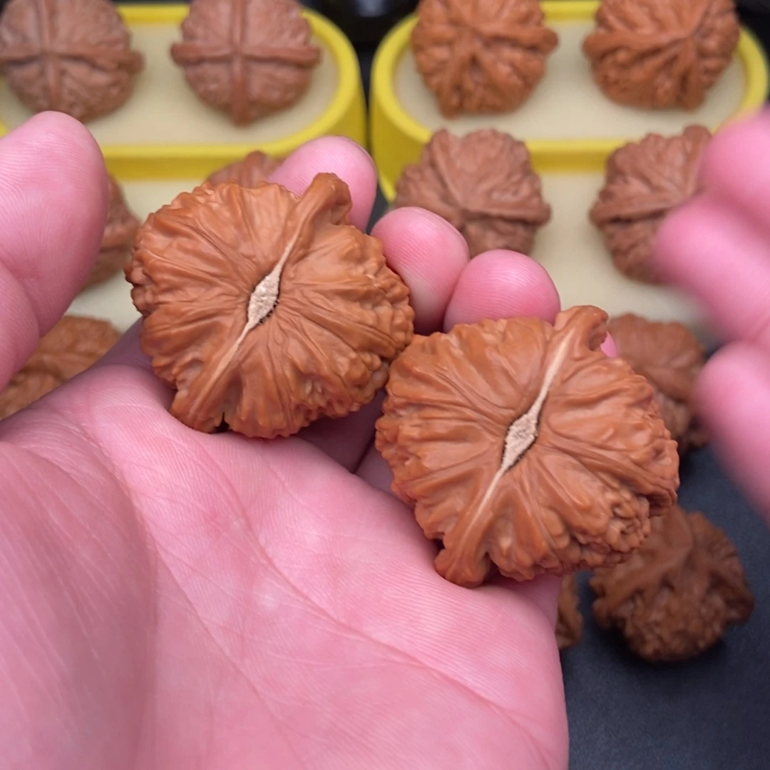 文玩核桃把件粗棱白狮子41