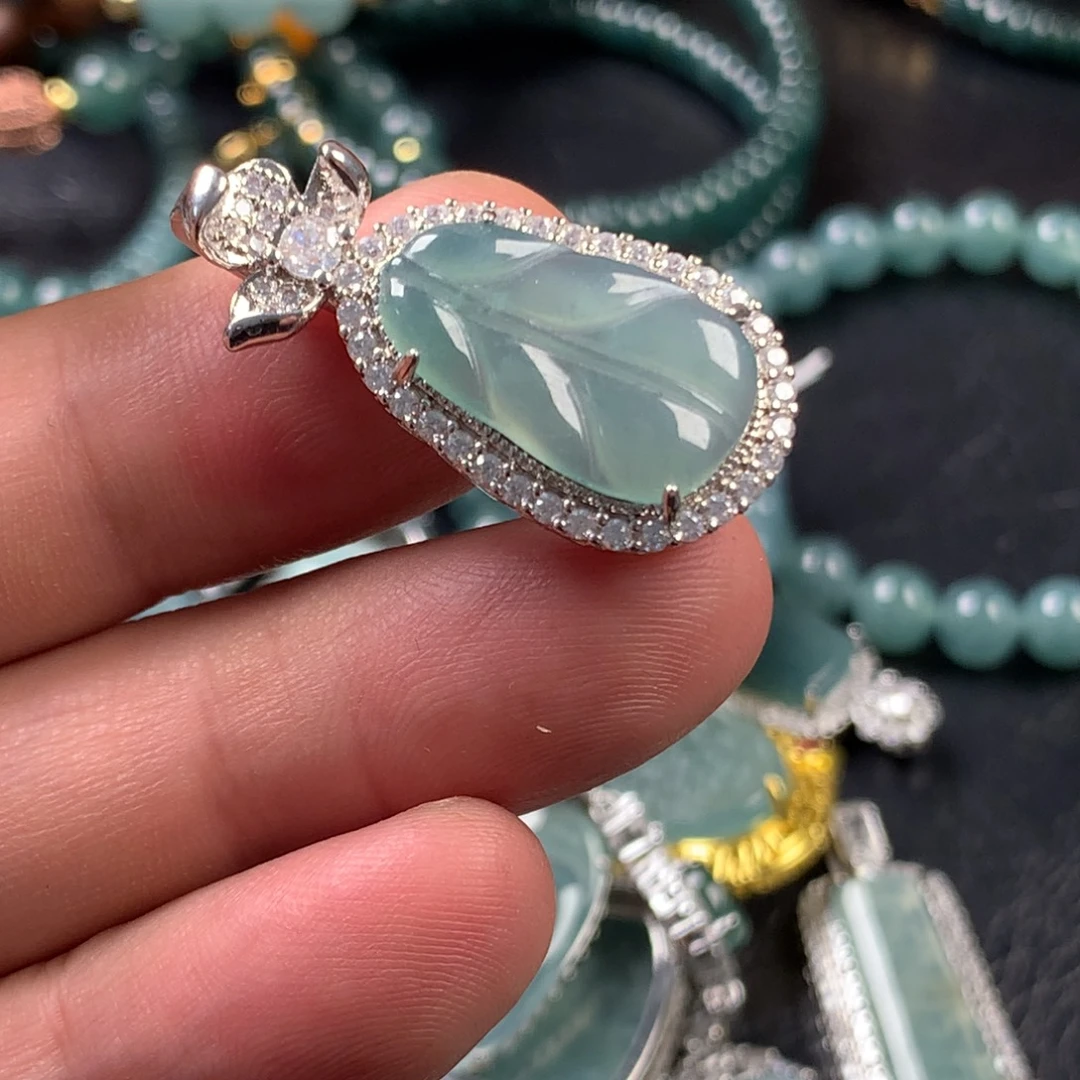 翡翠未镶嵌颈饰芭蕉叶
