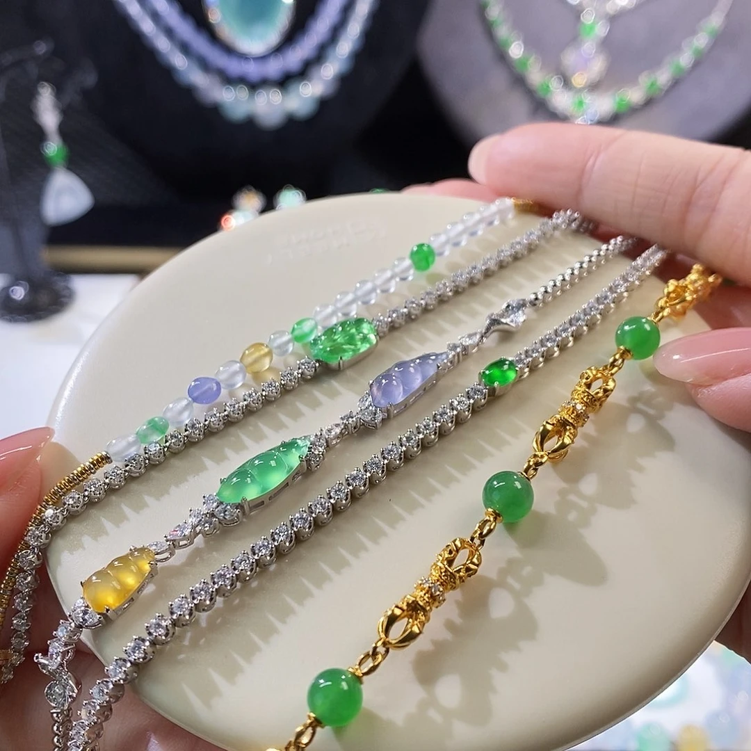 翡翠把件18K金镶嵌价格不同 多样性发其一