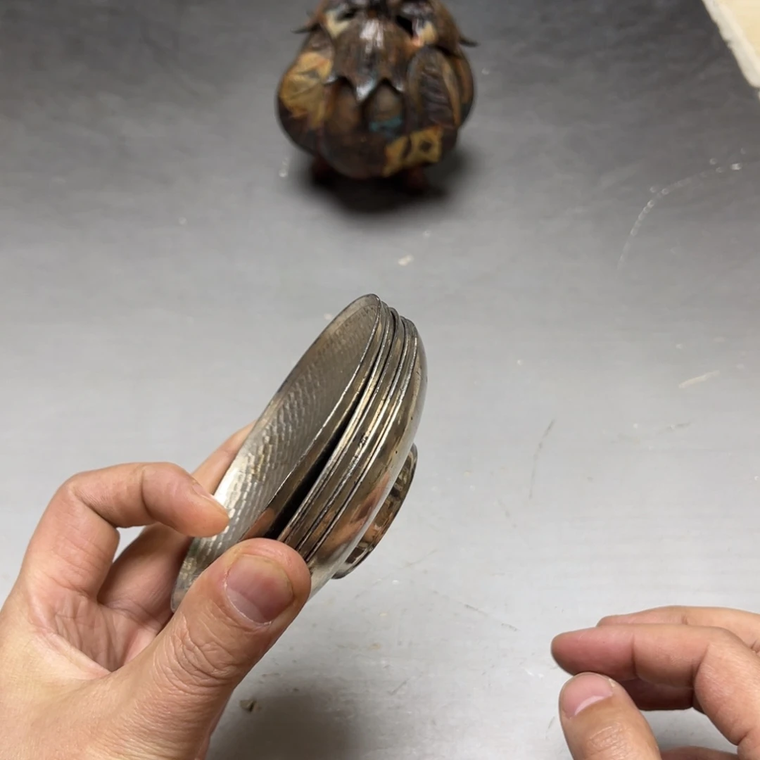 瓷片谢****）密密麻麻地排列着一个