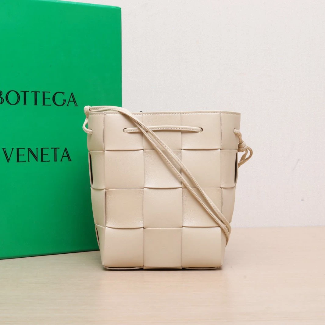 99新 BOTTEGA VENETA/葆蝶家 【双攀】米色 编织水桶包 mini 377236