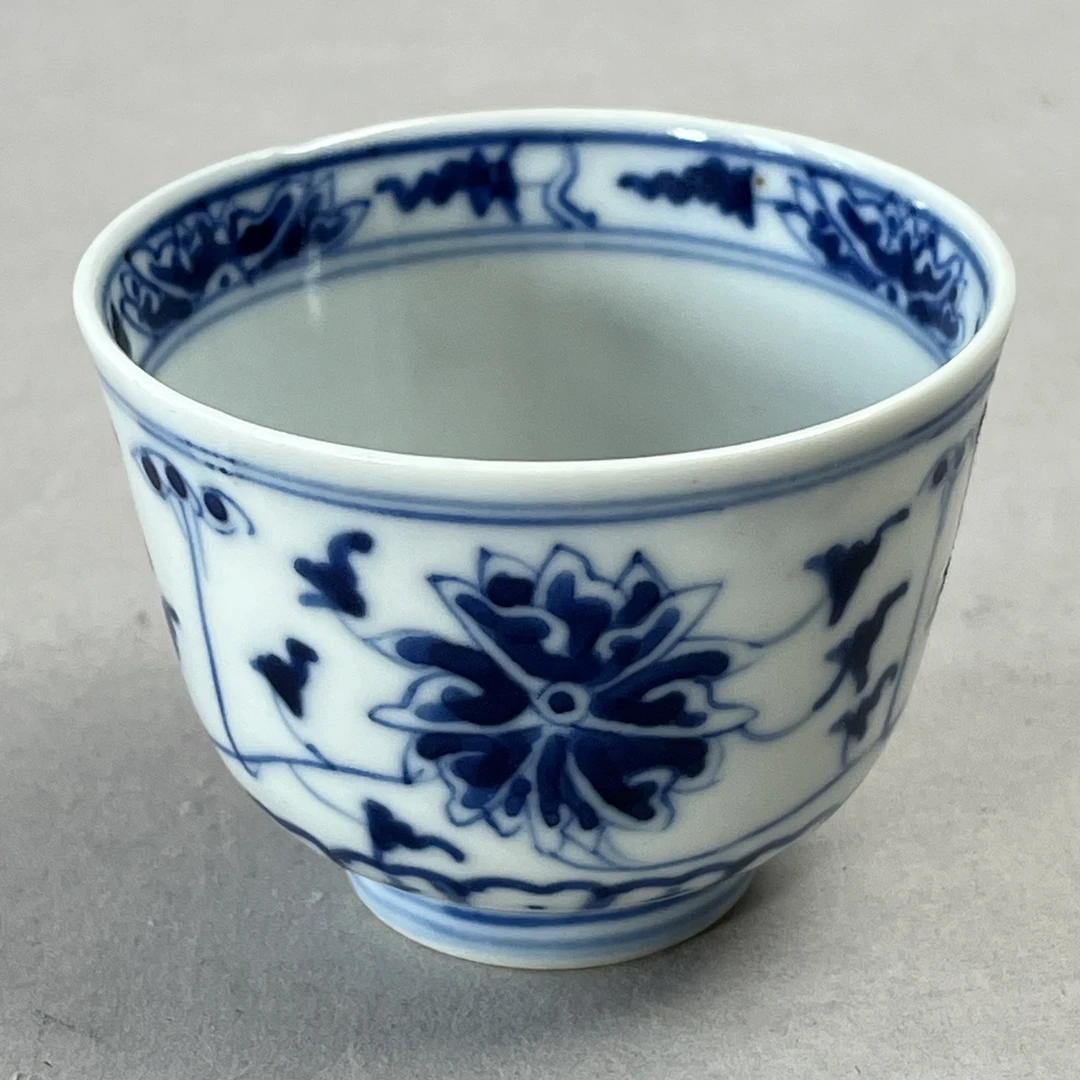 25071381清光绪青花缠枝花卉杯 直径：约7.2cm A2290