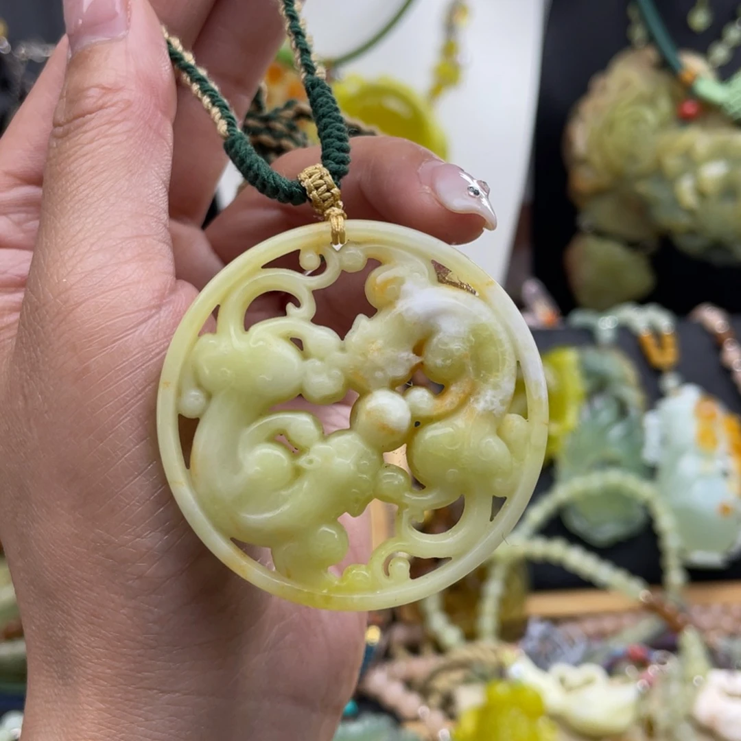 蛇纹石玉未镶嵌颈饰