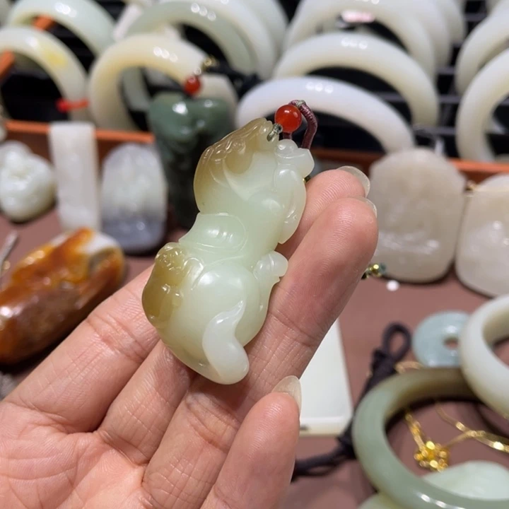 颈饰未镶嵌和田玉（糖玉）