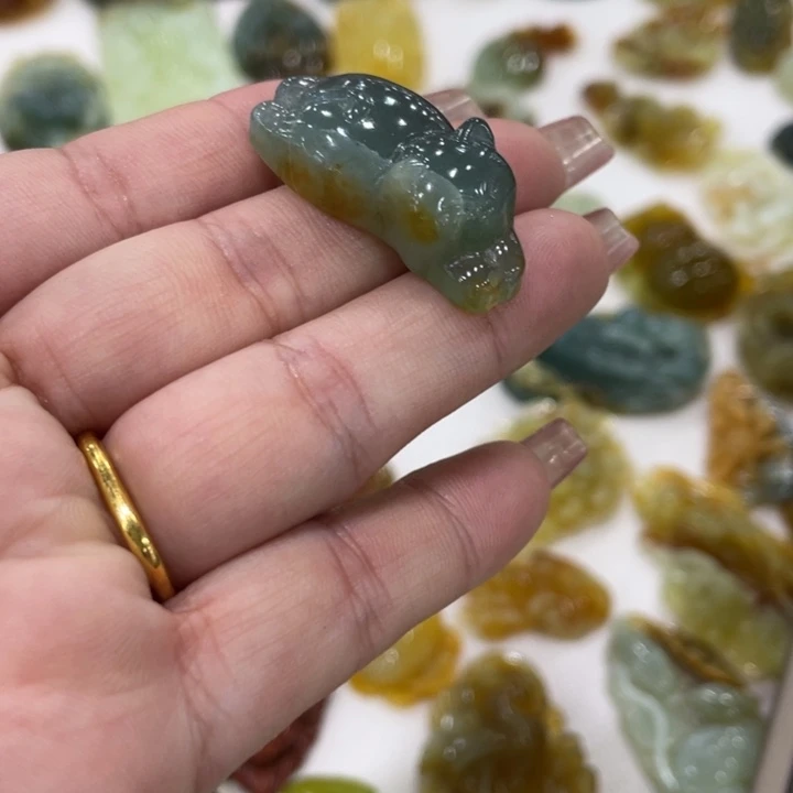 蛇纹石玉未镶嵌颈饰