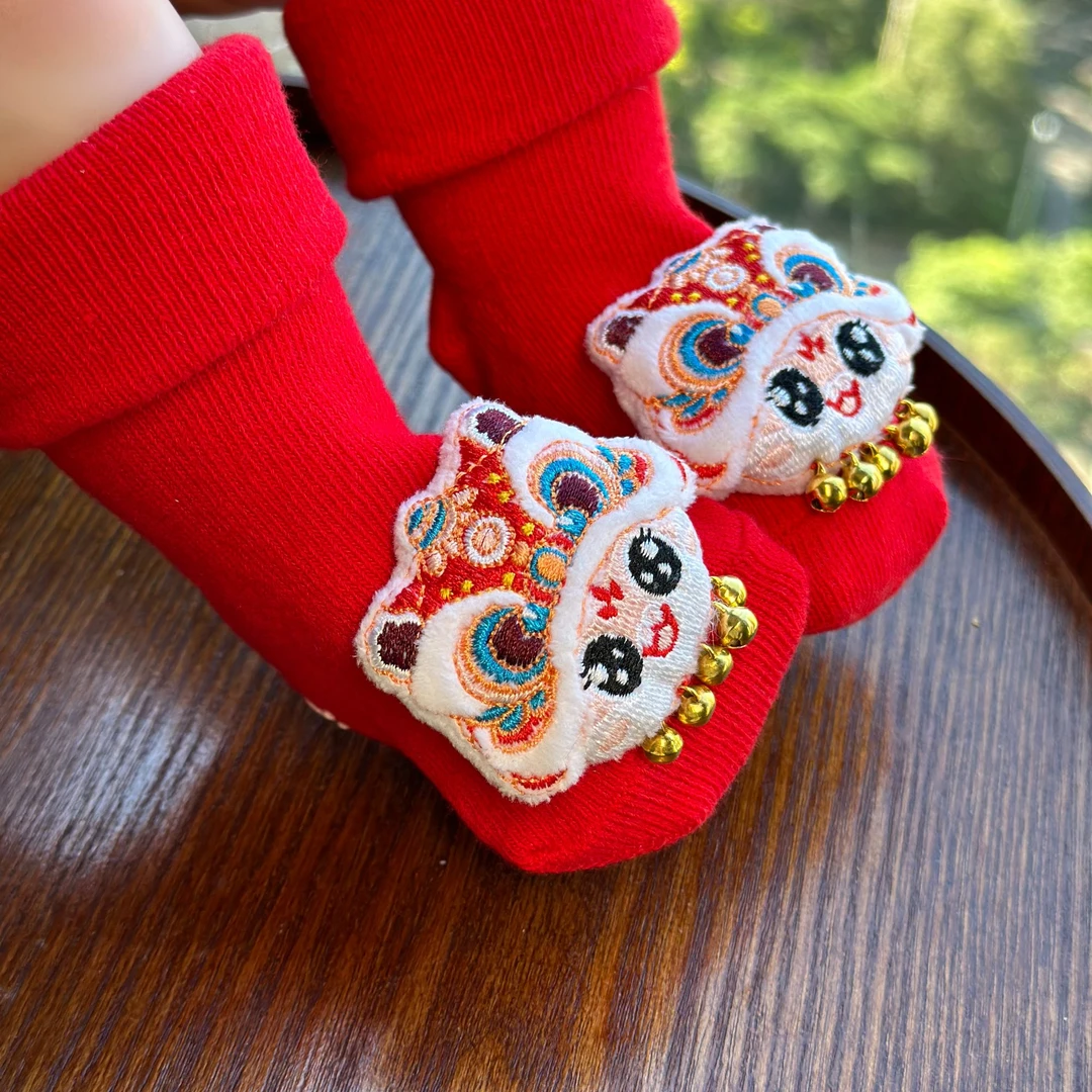 新生婴儿满月男女宝宝百天拍照搭配红色喜庆刺绣卡通公仔铃铛袜子