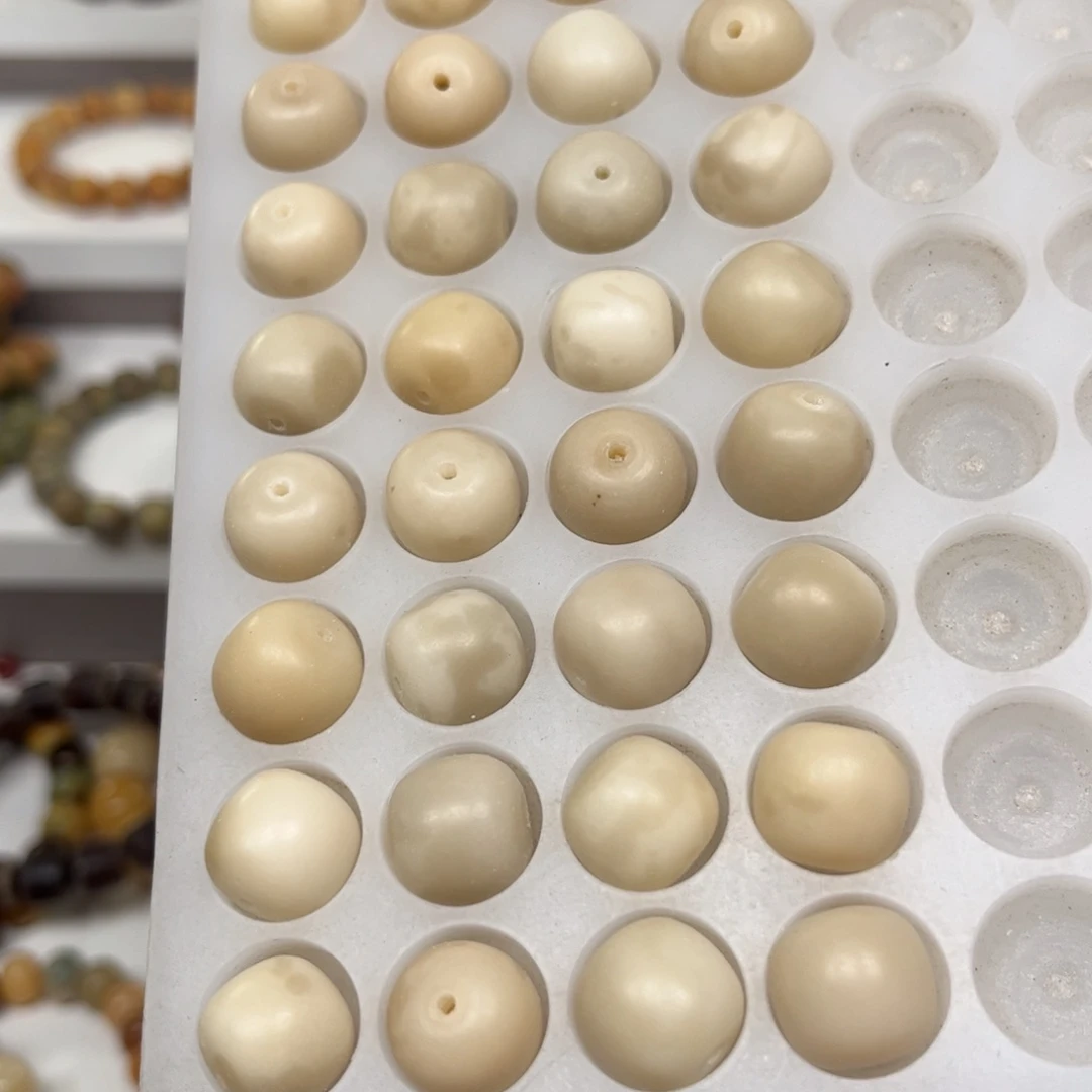 吊坠白玉菩提灰白飘花桶珠38颗