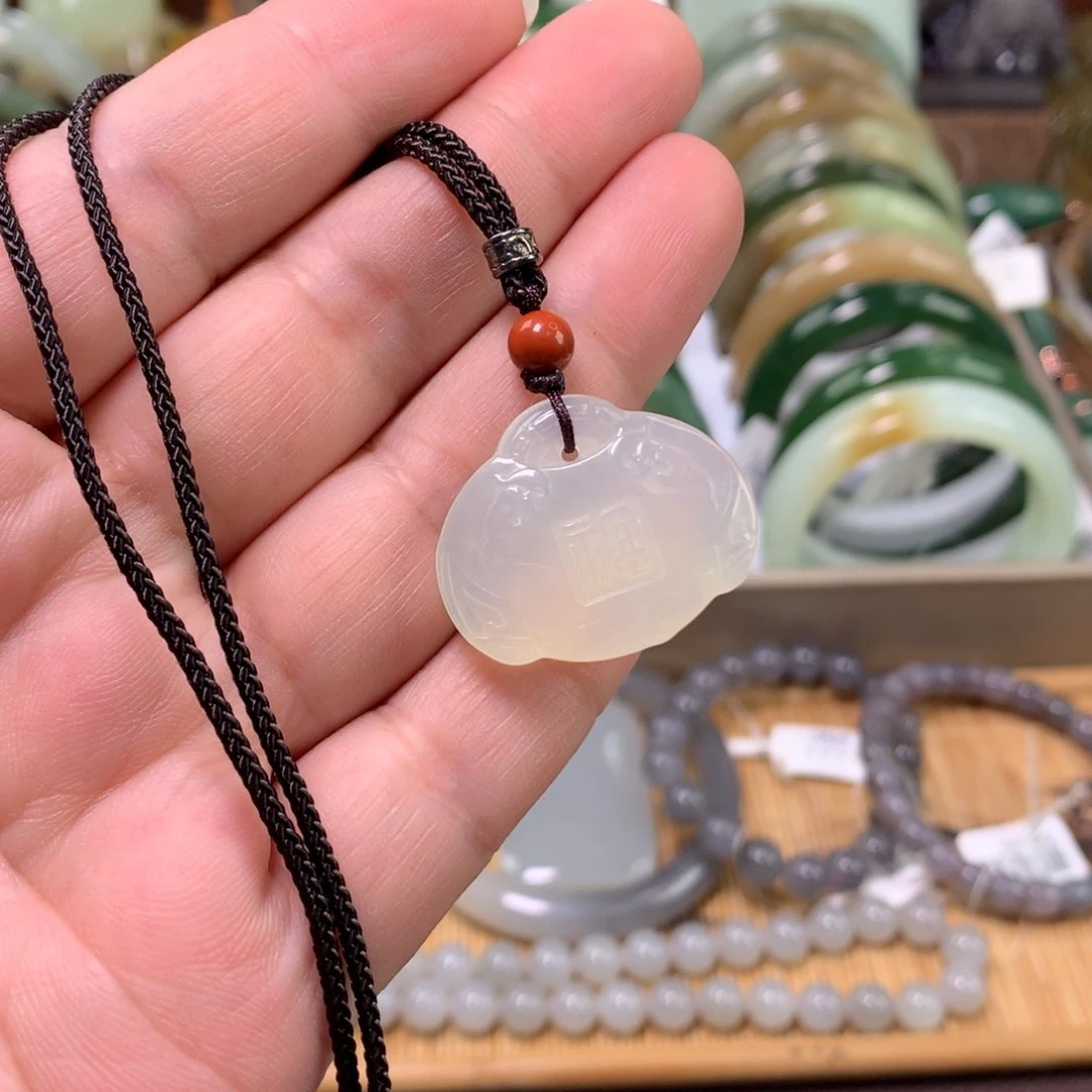 岫玉未镶嵌颈饰吊坠