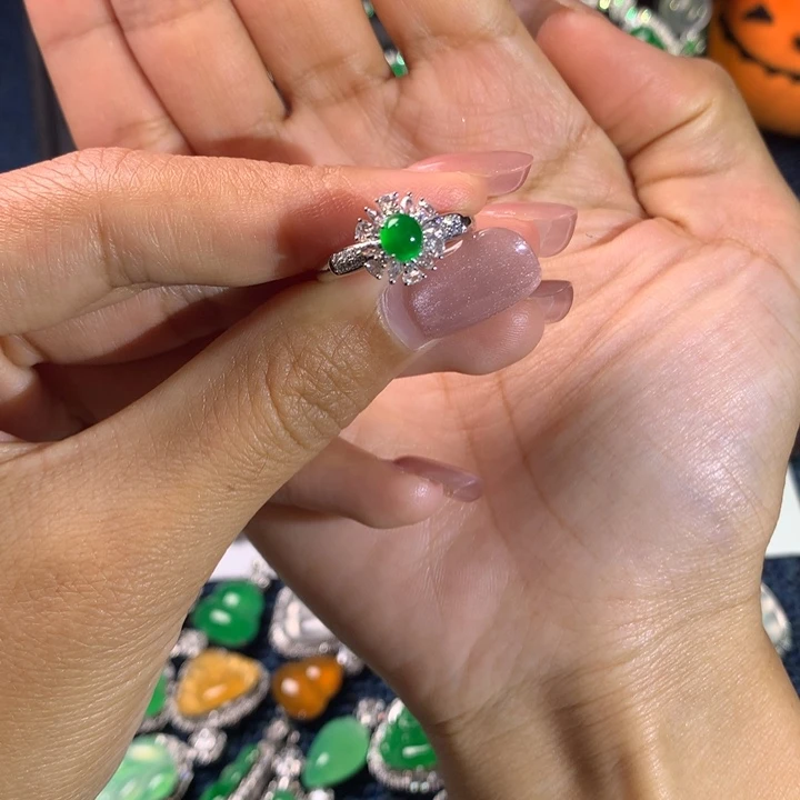 翡翠18K金镶嵌戒指蛋面