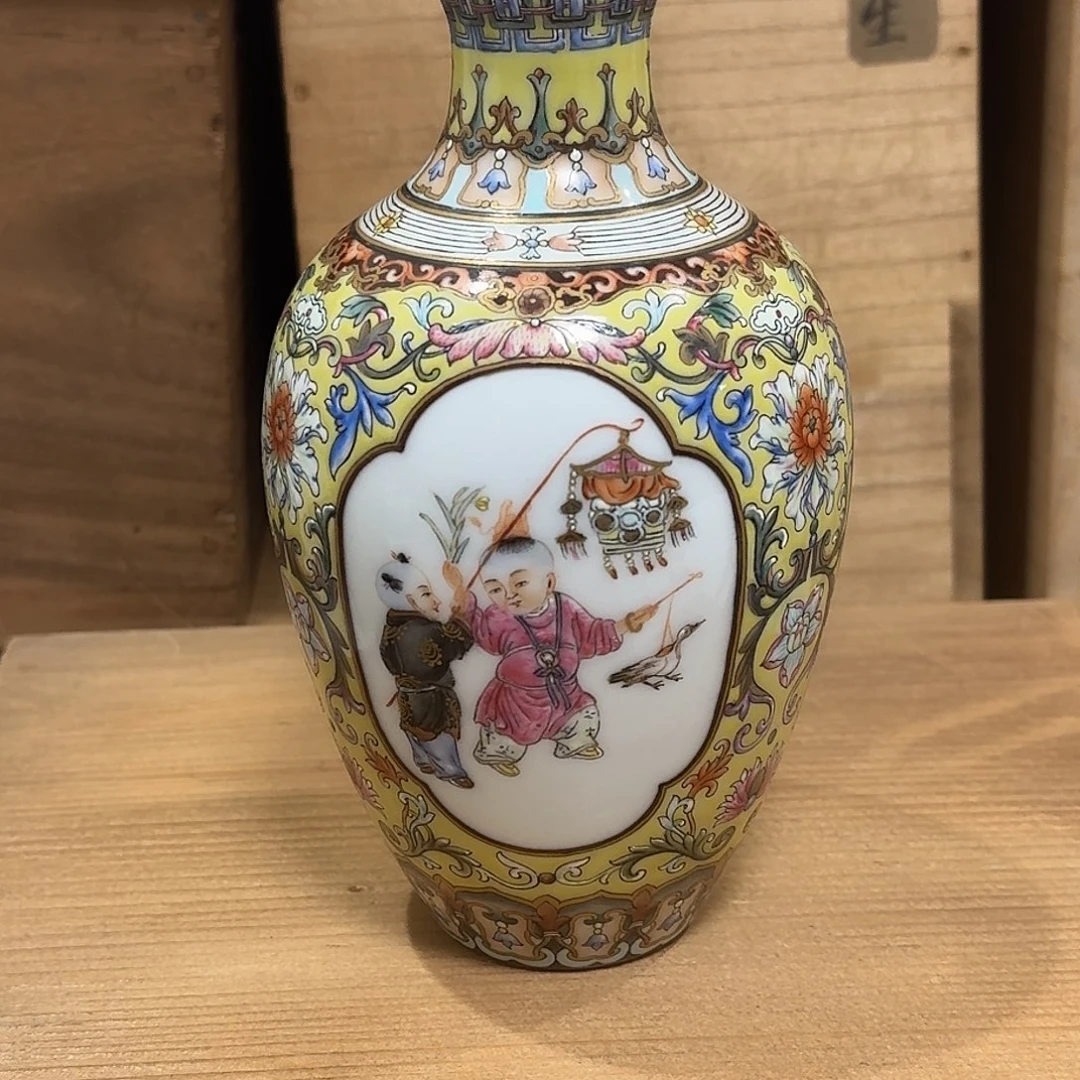 瓷片洋彩人物瓶花卉