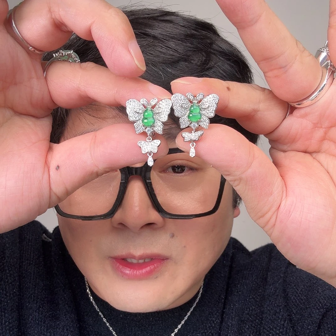 翡翠未镶嵌颈饰一对