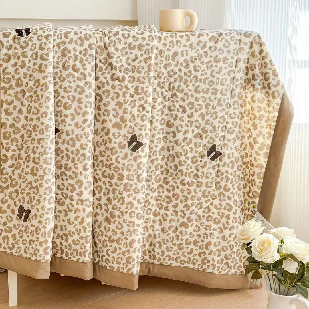 冰感夏凉被，面料柔软，透气吸汗。拖布家用