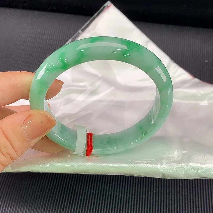 翡翠未镶嵌手镯正圈58