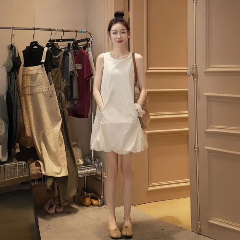 极简风无袖背心连衣裙女2025夏季新款宽松显瘦百搭白色花苞裙短裙