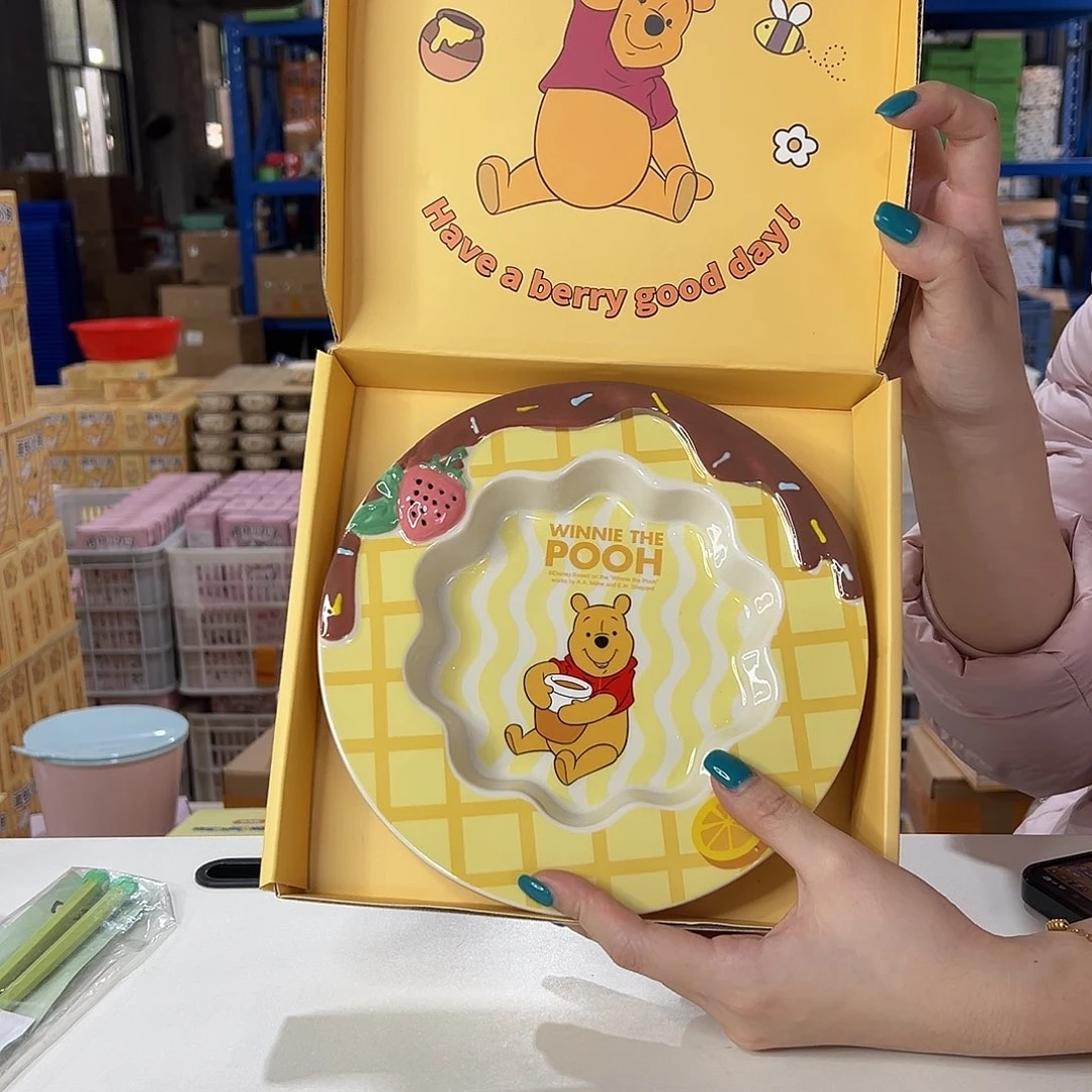 瓷维尼熊花边盘子陶瓷