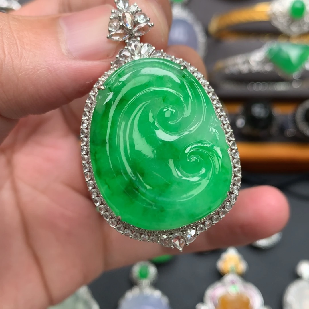 翡翠18K金镶嵌颈饰