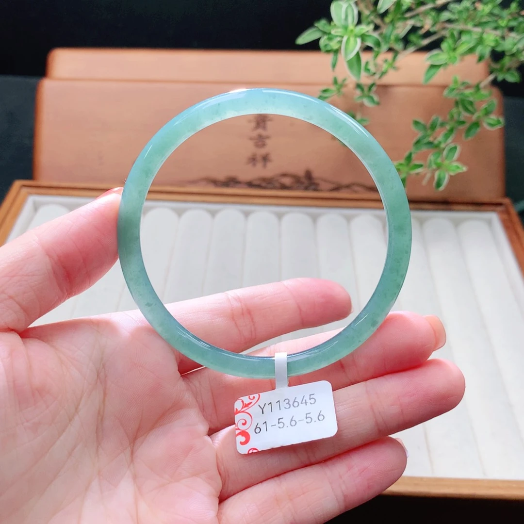 未镶嵌手镯（圆镯）翡翠