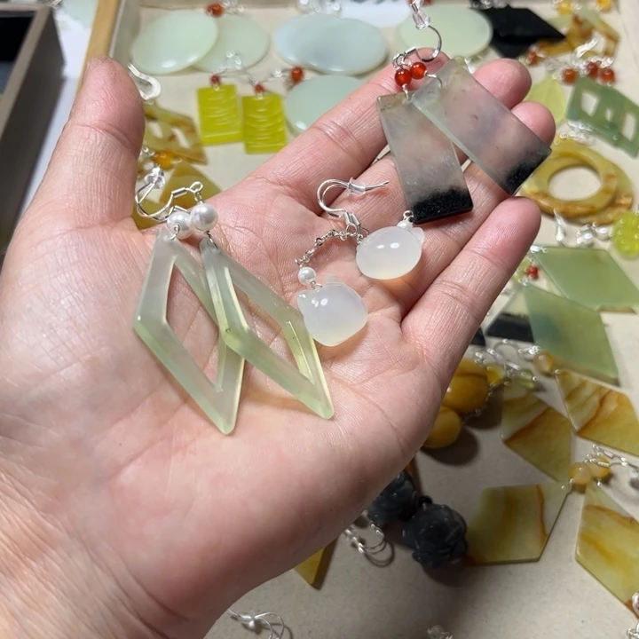 蛇纹石玉未镶嵌耳饰