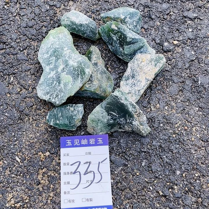 【闪购商品】未镶嵌蛇纹石玉珠宝奇石简**人